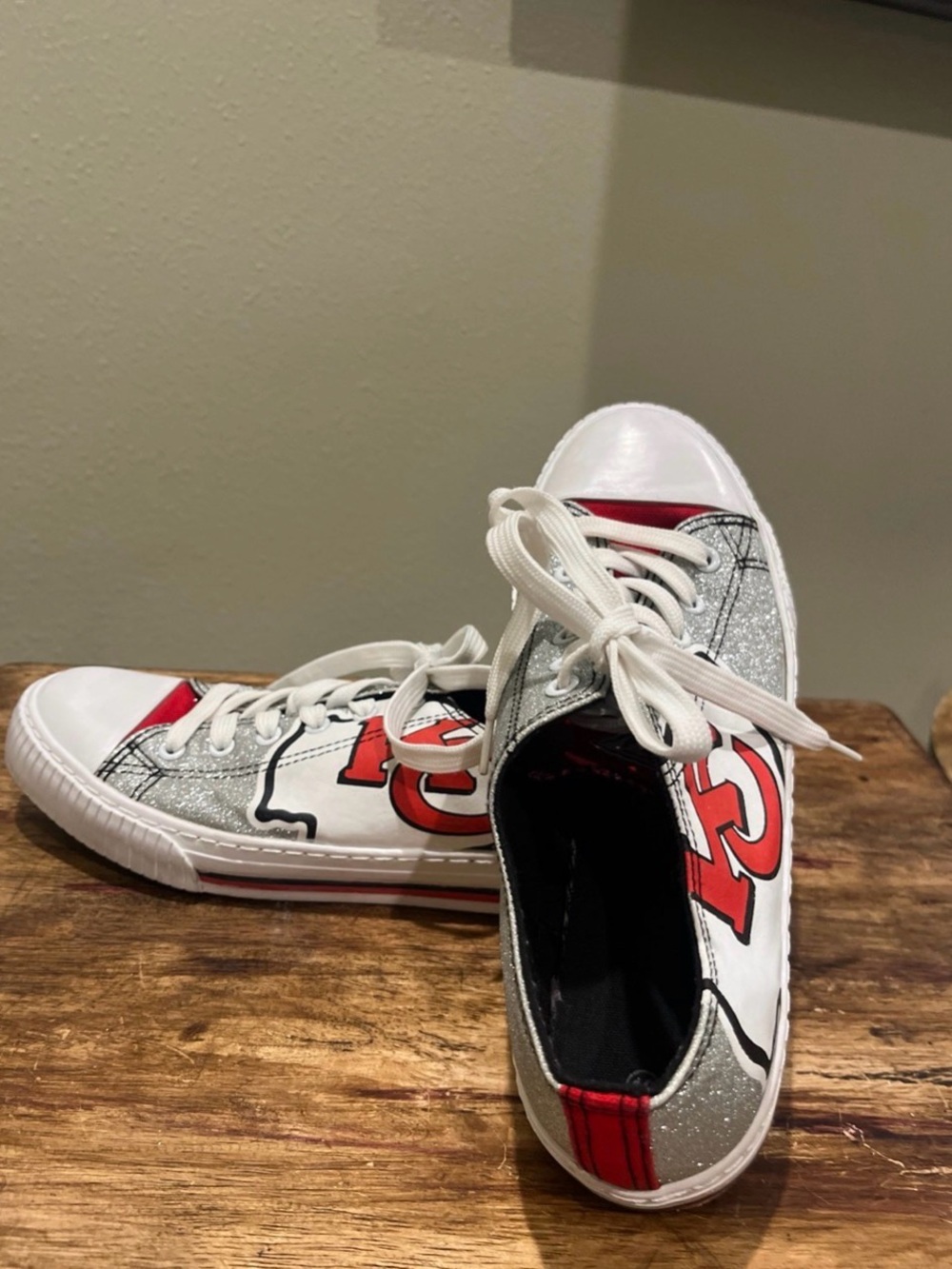 KC Chief fans!!! Show your support this Football Season in these sz 10 shoes (w)